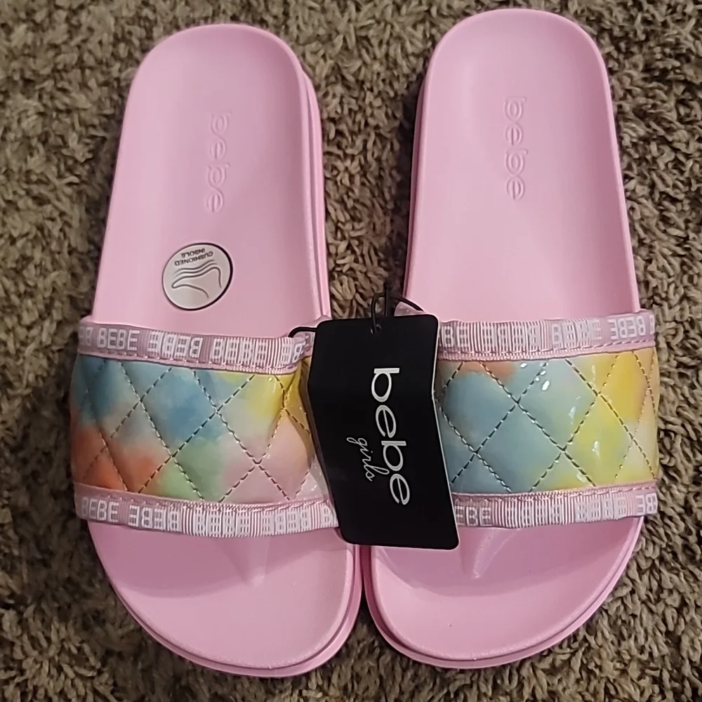 BEBE GIRLS QUILTED LOGO SLIDE/SANDAL: PINK W/ TIE DYE: NWT: SZ L (2/3)